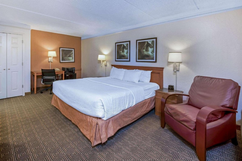 La Quinta Inn & Suites by Wyndham San Antonio I-35 N At Rittiman