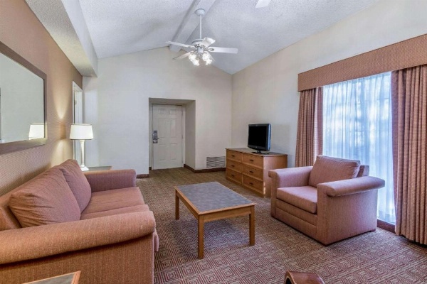 La Quinta Inn & Suites by Wyndham San Antonio I-35 N At Rittiman image 10