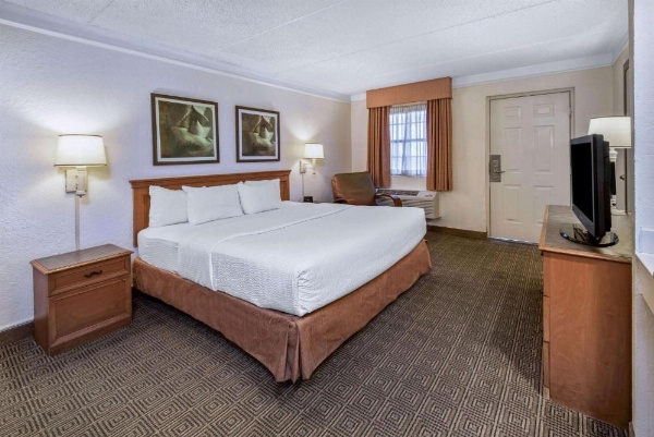 La Quinta Inn & Suites by Wyndham San Antonio I-35 N At Rittiman image 14