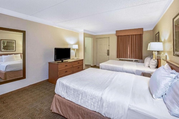 La Quinta Inn & Suites by Wyndham San Antonio I-35 N At Rittiman image 17