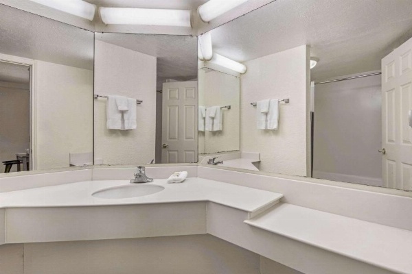 La Quinta Inn & Suites by Wyndham San Antonio I-35 N At Rittiman image 22