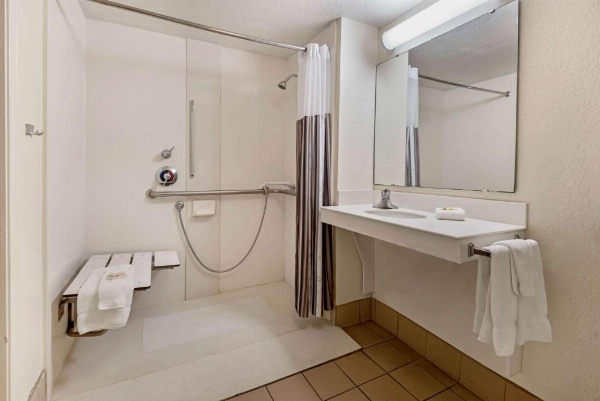 La Quinta Inn & Suites by Wyndham San Antonio I-35 N At Rittiman image 23