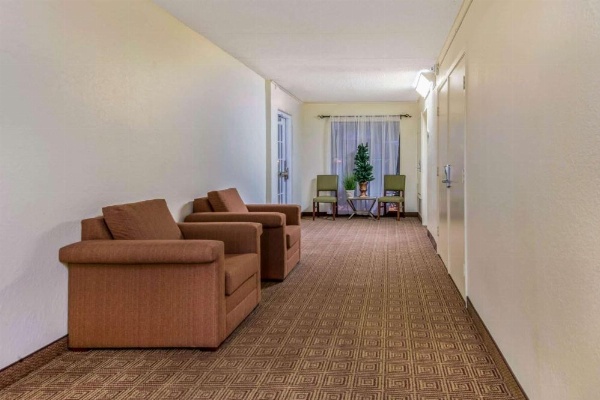 La Quinta Inn & Suites by Wyndham San Antonio I-35 N At Rittiman image 24