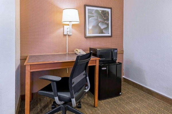 La Quinta Inn & Suites by Wyndham San Antonio I-35 N At Rittiman image 25