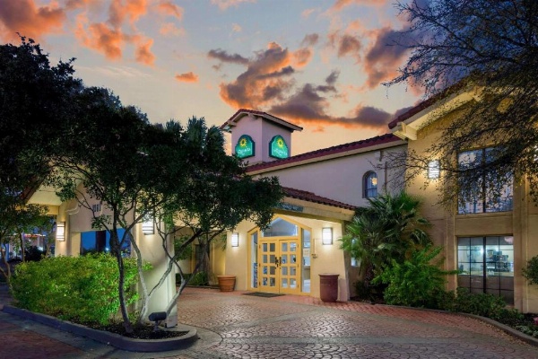 La Quinta Inn & Suites by Wyndham San Antonio I-35 N At Rittiman image 26