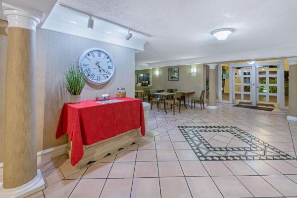La Quinta Inn & Suites by Wyndham San Antonio I-35 N At Rittiman image 28