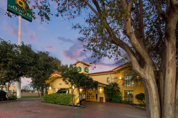 La Quinta Inn & Suites by Wyndham San Antonio I-35 N At Rittiman image 29