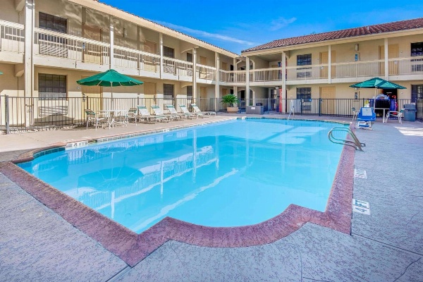 La Quinta Inn & Suites by Wyndham San Antonio I-35 N At Rittiman image 3