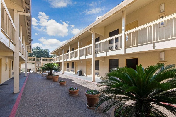 La Quinta Inn & Suites by Wyndham San Antonio I-35 N At Rittiman image 6