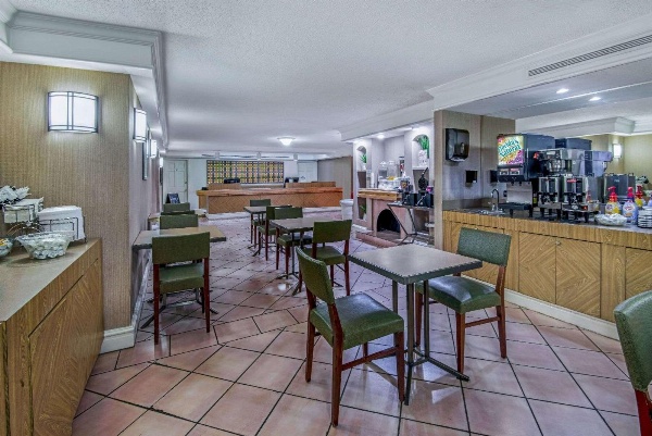 La Quinta Inn & Suites by Wyndham San Antonio I-35 N At Rittiman image 7