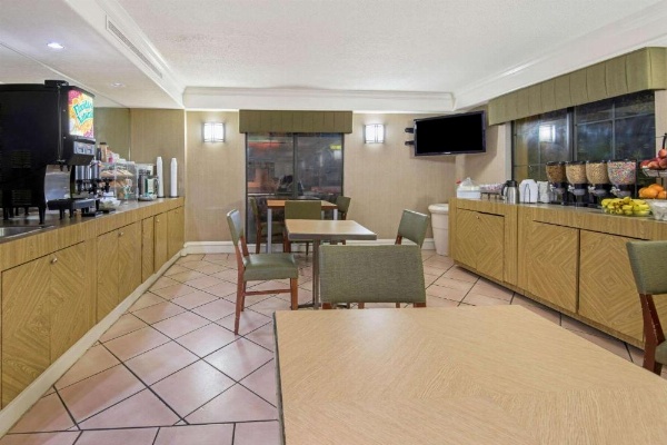 La Quinta Inn & Suites by Wyndham San Antonio I-35 N At Rittiman image 8